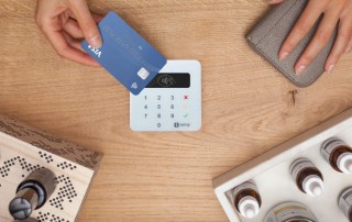 SumUp Air reader taking contactless card payment