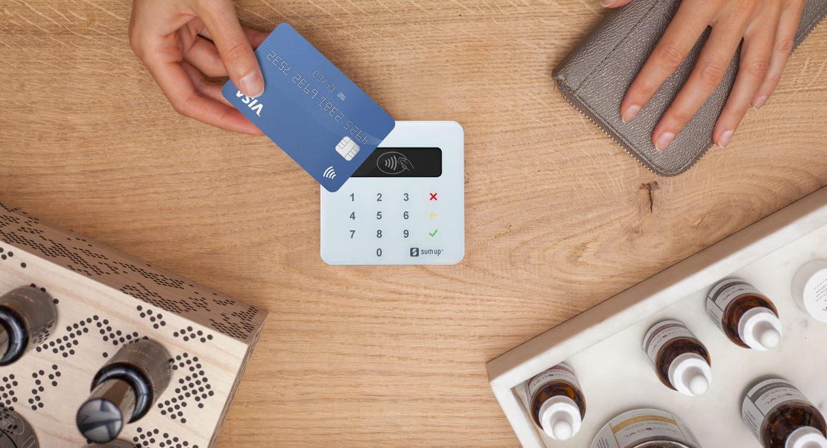 SumUp Air reader taking contactless card payment