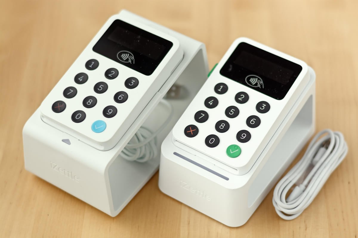 iZettle Reader vs Reader 2 on each their Docks