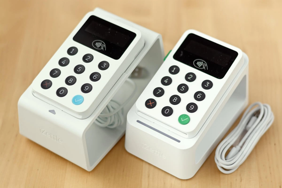 iZettle Reader vs Reader 2 on each their Docks