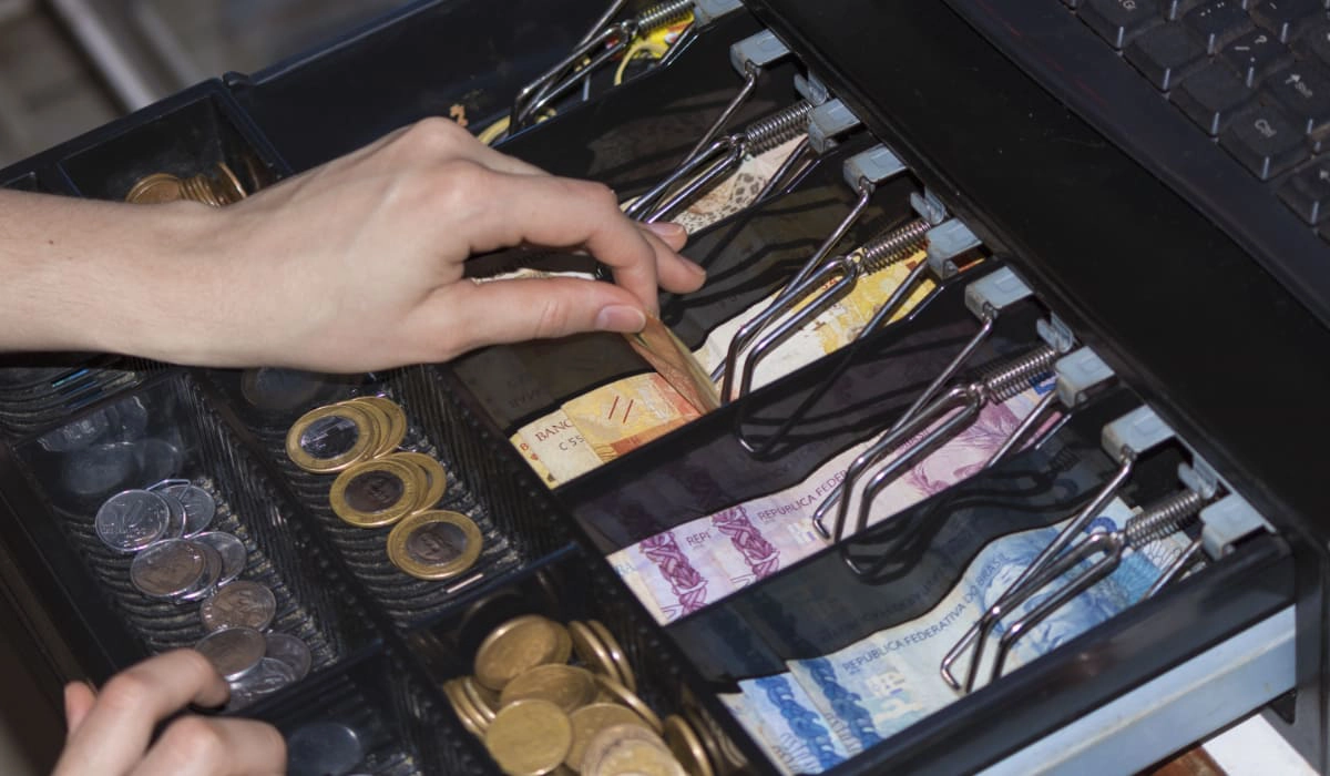 Cash drawer with change