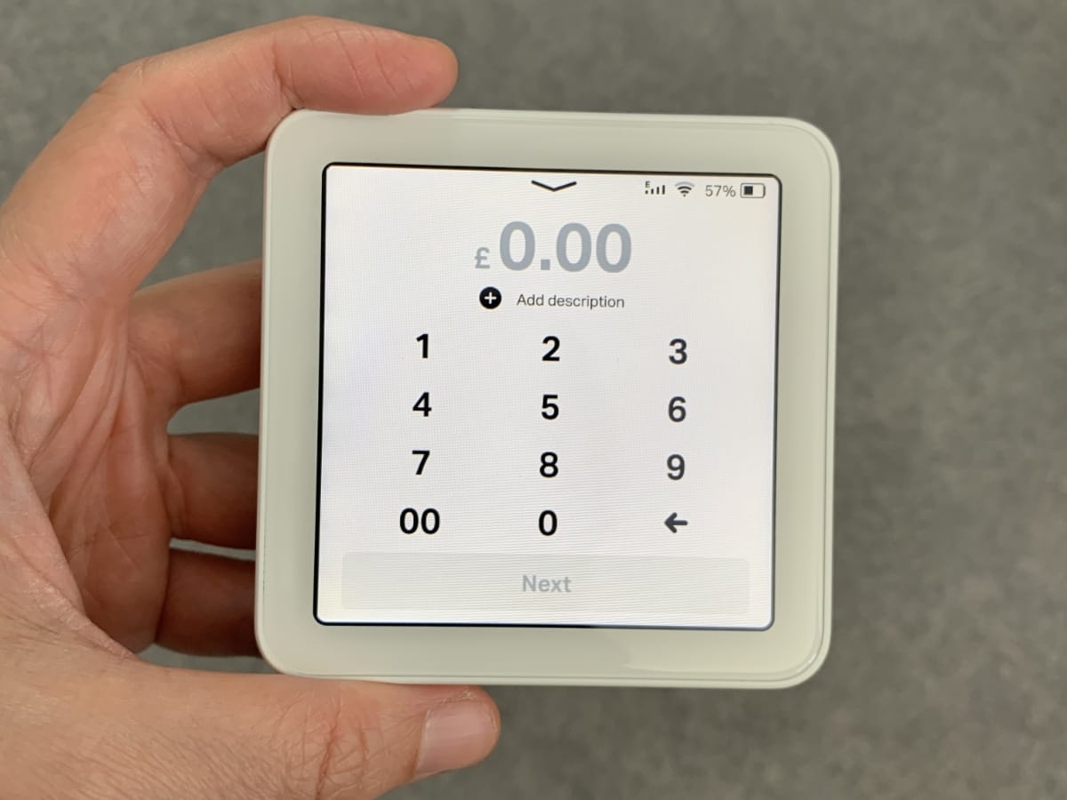 SumUp Solo is easily held in your hand SumUp Solo between fingers