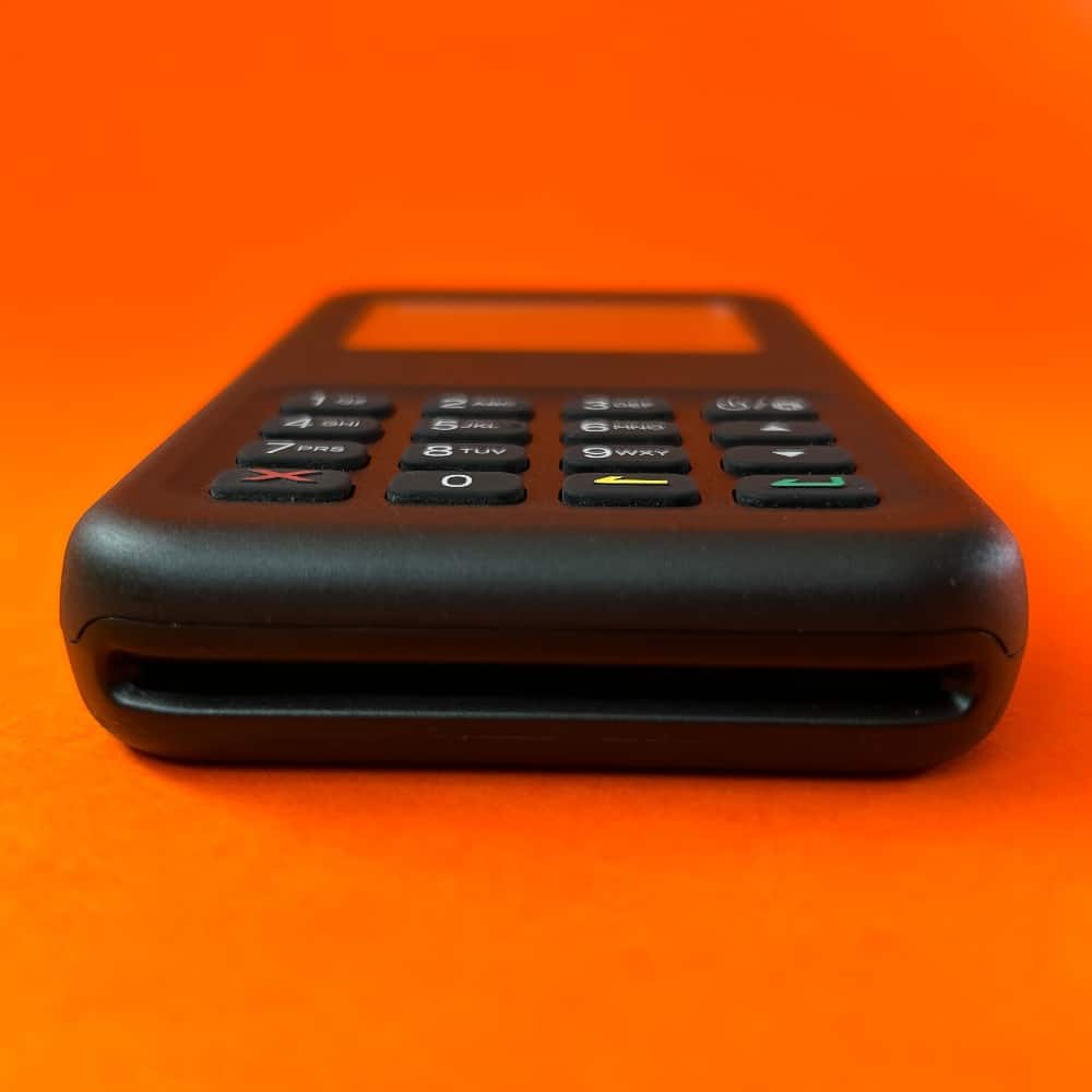 WisePad 3 Reader accepts chip cards in the bottom slot WisePad 3 Reader bottom chip card slot