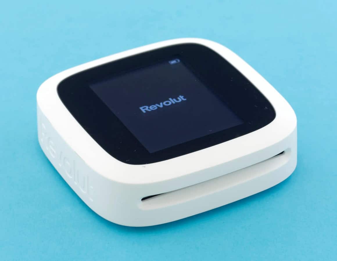 Revolut Reader looks unique, but it’s not the best-performing card reader Revolut Reader up close