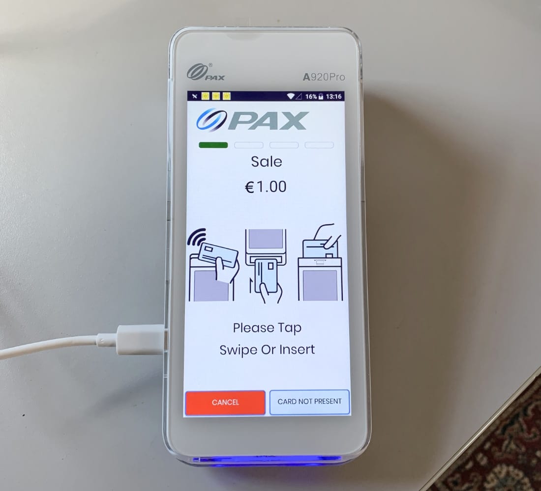 PAX A920Pro has a good-sized, bright screen with clear payment instructions PAX A920Pro terminal with payment screen
